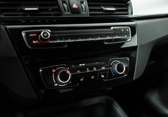 Подержанный автомобиль BMW X1 2017 года (18 фото)