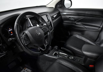 Подержанный автомобиль Mitsubishi Outlander 2016 года (9 фото)
