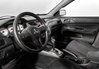Подержанный автомобиль Mitsubishi Lancer Sedan 2006 года (9 фото)