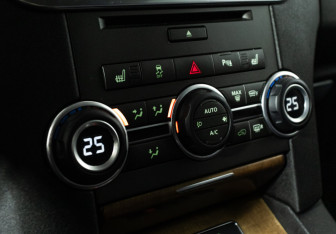 Подержанный автомобиль Land Rover Discovery 2014 года (18 фото)