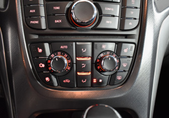 Подержанный автомобиль Opel Astra Wagon 2012 года (16 фото)