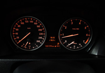 Подержанный автомобиль BMW X1 2011 года (12 фото)