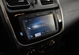 Подержанный автомобиль Renault Sandero 2015 года (16 фото)