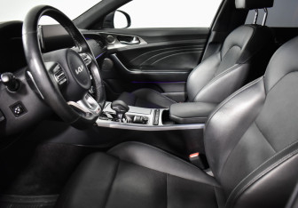 Подержанный автомобиль Kia Stinger 2023 года (10 фото)