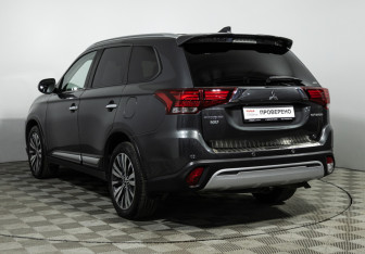 Подержанный автомобиль Mitsubishi Outlander 2020 года (7 фото)