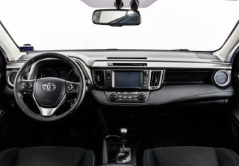 Подержанный автомобиль Toyota RAV4 2016 года (10 фото)