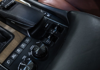 Подержанный автомобиль Lexus LX 2016 года (24 фото)