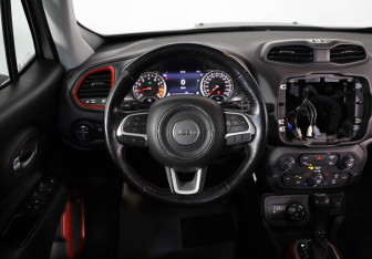 Подержанный автомобиль Jeep Grand Cherokee 2011 года (10 фото)