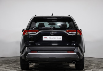 Подержанный автомобиль Toyota RAV4 2021 года (6 фото)