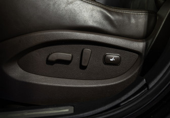 Подержанный автомобиль Infiniti QX70 2013 года (25 фото)