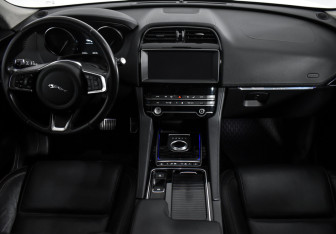 Подержанный автомобиль Jaguar F-Pace 2019 года (14 фото)