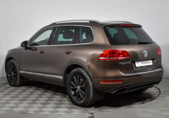 Подержанный автомобиль Volkswagen Touareg 2014 года (7 фото)