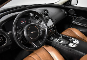 Подержанный автомобиль Jaguar XJ 2016 года (41 фото)
