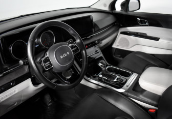 Подержанный автомобиль Kia Carnival 2023 года (9 фото)