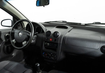 Подержанный автомобиль Chevrolet Aveo Hatchback 2006 года (9 фото)
