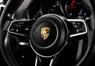 Подержанный автомобиль Porsche Cayenne 2015 года (14 фото)