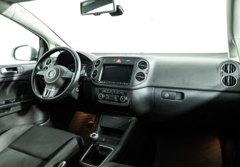 Подержанный автомобиль Volkswagen Golf Plus 2009 года (9 фото)