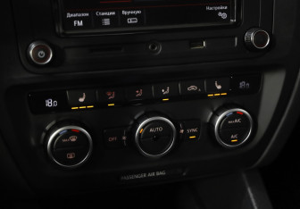 Подержанный автомобиль Volkswagen Jetta Sedan 2014 года (14 фото)