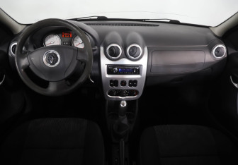 Подержанный автомобиль Renault Logan Sedan 2012 года (9 фото)