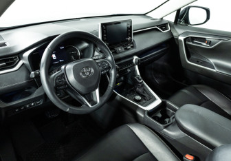Подержанный автомобиль Toyota RAV4 2021 года (11 фото)