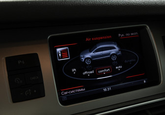 Подержанный автомобиль Audi Q7 2012 года (15 фото)
