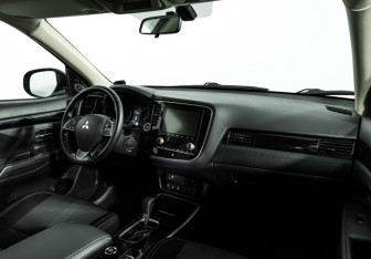Подержанный автомобиль Mitsubishi Outlander 2020 года (9 фото)