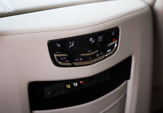 Подержанный автомобиль Cadillac Escalade Suv 2016 года (22 фото)