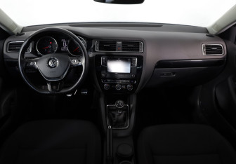 Подержанный автомобиль Volkswagen Jetta Sedan 2018 года (9 фото)