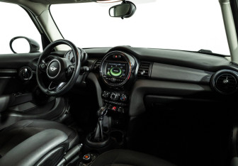 Подержанный автомобиль MINI Hatch 2016 года (9 фото)