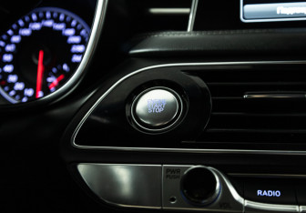 Подержанный автомобиль Genesis G70 2019 года (21 фото)