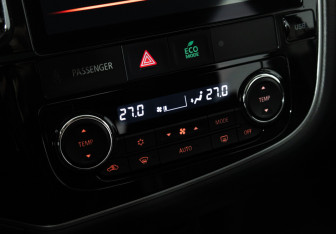 Подержанный автомобиль Mitsubishi Outlander 2022 года (16 фото)