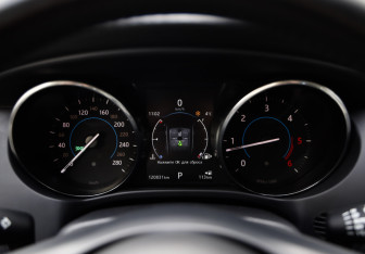 Подержанный автомобиль Jaguar F-Pace 2017 года (13 фото)