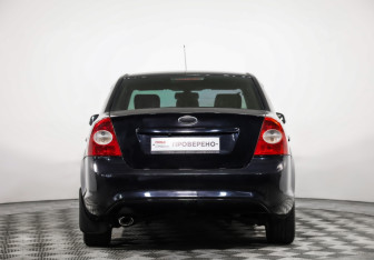 Подержанный автомобиль Ford Focus Sedan 2010 года (6 фото)