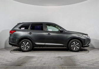 Подержанный автомобиль Mitsubishi Outlander 2018 года (4 фото)
