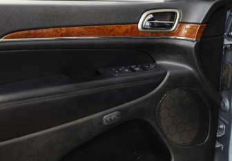 Подержанный автомобиль Jeep Grand Cherokee 2012 года (19 фото)
