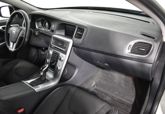Подержанный автомобиль Volvo V60 Cross Country 2018 года (12 фото)