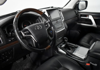 Подержанный автомобиль Toyota Land Cruiser Suv 2015 года (9 фото)