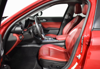 Подержанный автомобиль Alfa Romeo Giulia 2020 года (10 фото)