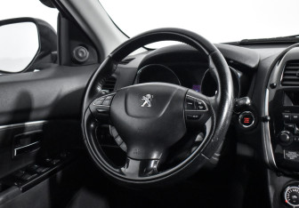 Подержанный автомобиль Peugeot 4008 2012 года (15 фото)