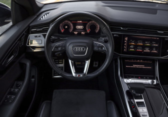 Подержанный автомобиль Audi Q8 2019 года (11 фото)