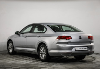 Подержанный автомобиль Volkswagen Passat Sedan 2015 года (7 фото)