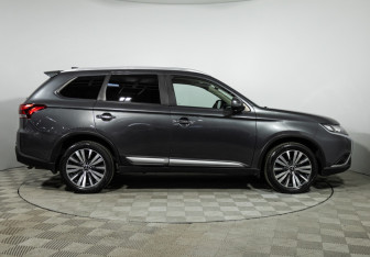 Подержанный автомобиль Mitsubishi Outlander 2020 года (4 фото)