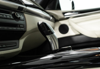 Подержанный автомобиль BMW X5 2010 года (22 фото)