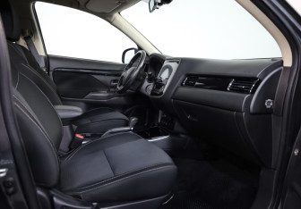 Подержанный автомобиль Mitsubishi Outlander 2018 года (23 фото)