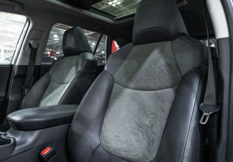 Подержанный автомобиль Toyota RAV4 2023 года (16 фото)