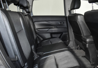 Подержанный автомобиль Mitsubishi Outlander 2013 года (16 фото)