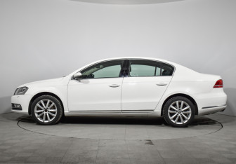 Подержанный автомобиль Volkswagen Passat Sedan 2012 года (8 фото)