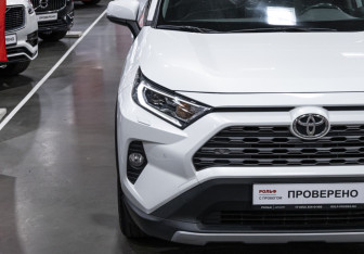 Подержанный автомобиль Toyota RAV4 2022 года (4 фото)