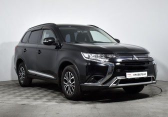 Подержанный автомобиль Mitsubishi Outlander 2022 года (3 фото)