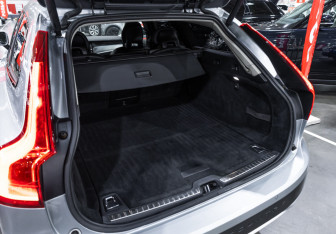 Подержанный автомобиль Volvo V90 Cross Country 2017 года (15 фото)
